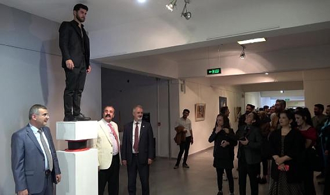 Depremi yaşayan öğrenci, 'sismik izolatör'e kaide üzerinde dikkat çekti