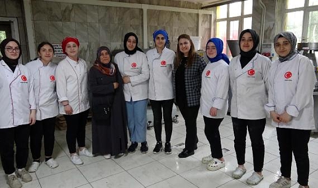 Depremzededen, yediği ekmeği gönderen okula ziyaret