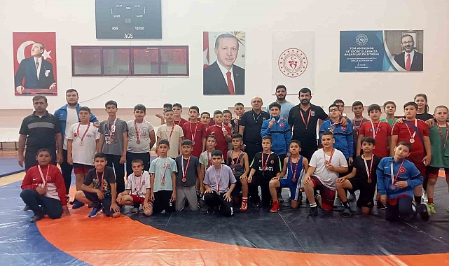 Döşemealtı pehlivanları kürsüden inmedi