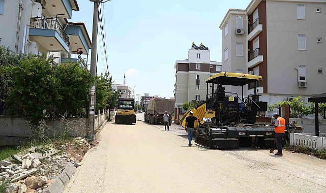 Döşemealtı'nda altyapıları tamamlanan cadde ve sokaklara sıcak asfalt