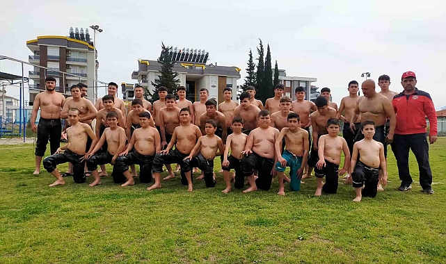 Döşemealtı'nın madalya avcıları hem yağlı hem de minder güreşlerinde başarıdan başarıya koşuyor