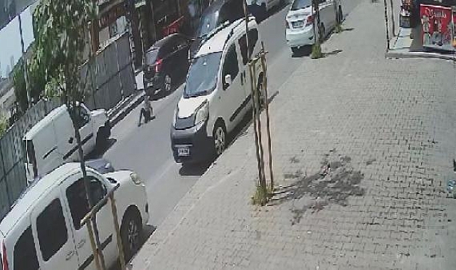 Esenyurt'ta yolun karşısındaki annesine koşarken araç çarptı; o anlar kamerada