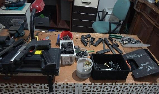 Evi silah atölyesine çevirmişler