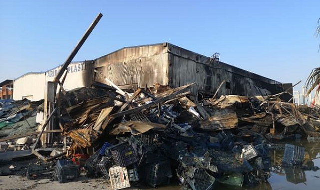 Fabrika yangınında 4 kişi dumandan etkilendi, 2 kişi yaralandı