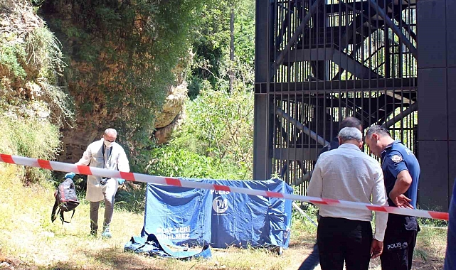 Falezlerden sahile inen asansörün yanında genç adamın cesedi bulundu