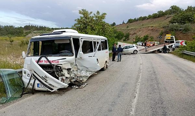 Feci kaza; İşçi minibüsü ile otomobil çarpıştı; 13 yaralı