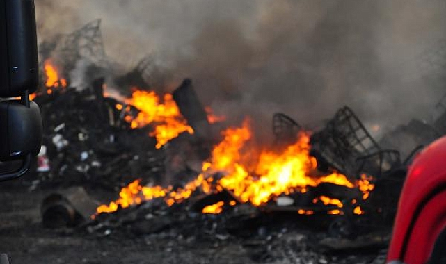 Geri dönüşüm tesisindeki yangın 17'nci saatinde kontrol altında