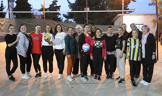 Gündüzleri hayvanlara bakıp, tarlada çalışan kadınlar akşamları voleybol oynuyor - Yeniden