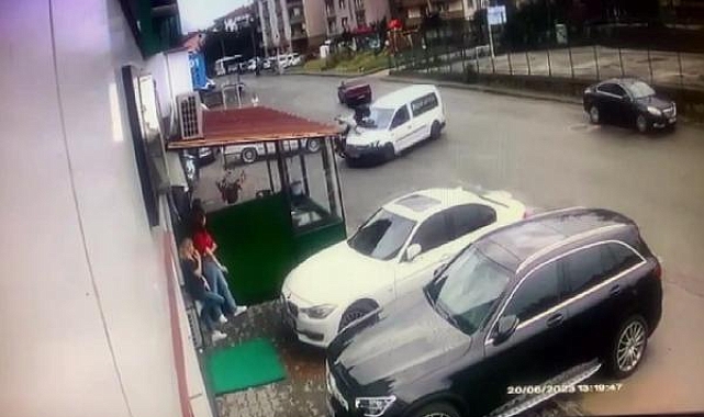 Hafif ticari araçla çarpışan motosikletteki 2 kişi ağır yaralandı