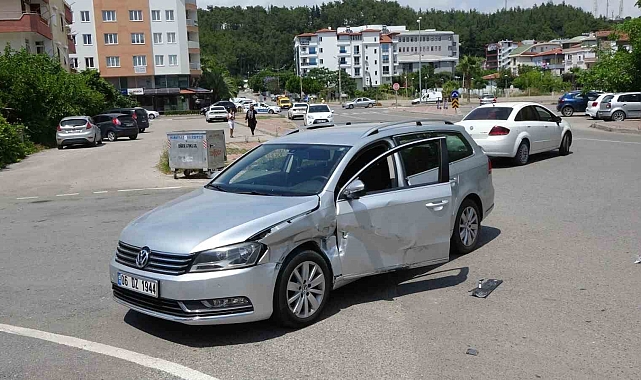 Hafif ticari araçla otomobil çarpıştı: 1 yaralı