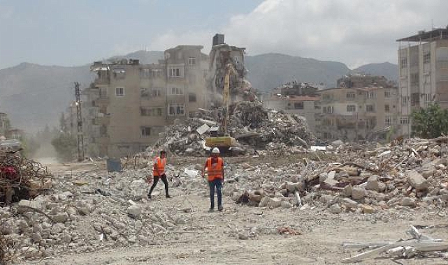 Hatay'da ağır hasarlı binaların yıkımı sürüyor