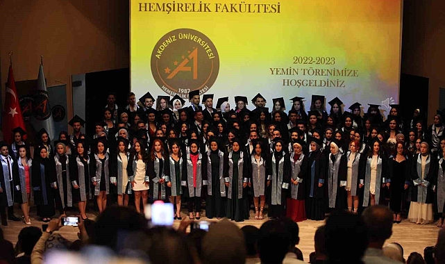 Hemşirelik Fakültesi'nde yemin töreni düzenlendi