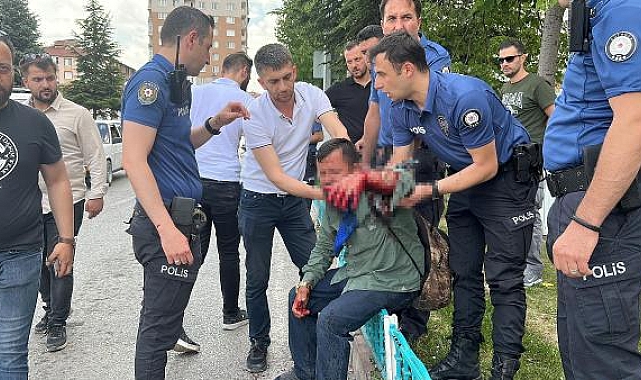 İki çocuğunu dilendiren baba, polise bıçak çekti !