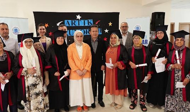 İlk kez okuma yazma öğrenen 65 yaş üstü büyükler kep attı