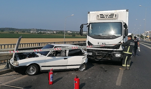 Kamyon, çarpıp sürüklediği otomobili bariyerlerle arasına sıkıştırdı: 4 yaralı