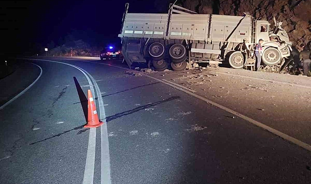 Kamyon kayalıklara çarptı: 2 yaralı
