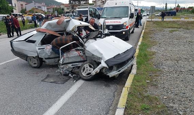 Kamyonet ile otomobil çarpıştı; 1 ölü, 3 yaralı