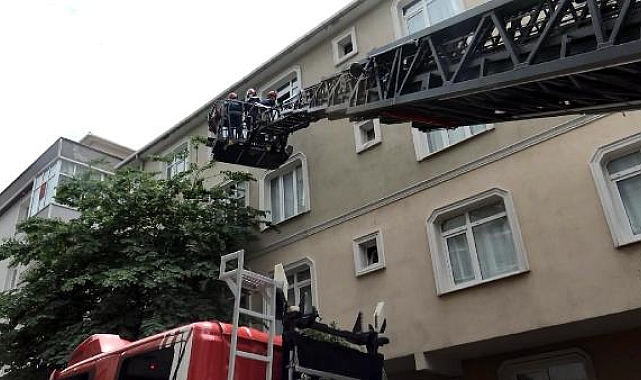 Kapının üzerine devrilen dolap yüzünden odada mahsur kalan kadını itfaiye kurtardı