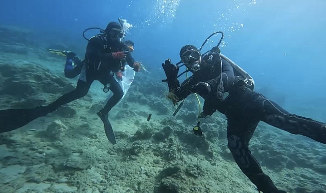 Kaş'ta deniz dibi temizliği yapıldı, kamyon lastiği, bar sandalyesi, tencere ve şişeler çıktı