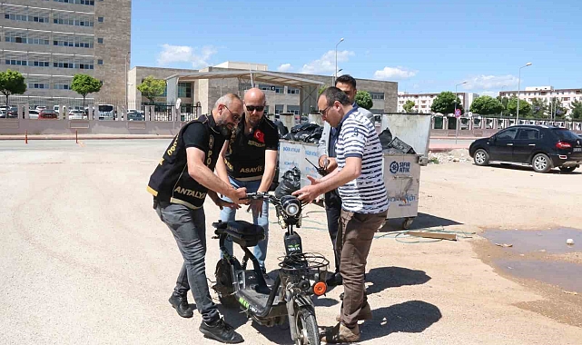 Kavga sırasında çalınan elektrikli bisikletini bir anda karşısında görünce polislere sarıldı