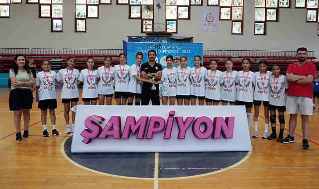 Kepez'in hentbolcuları kupalara doymuyor