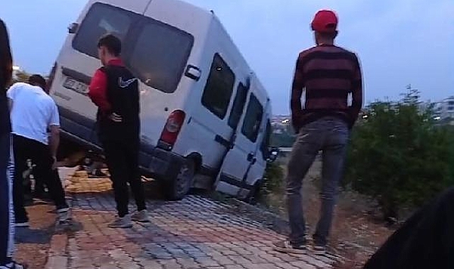 Kontrolden çıkan minibüs, kaldırımda asılı kaldı; 5 yaralı