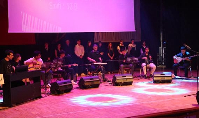 Lise öğrencilerinden müzik şöleni