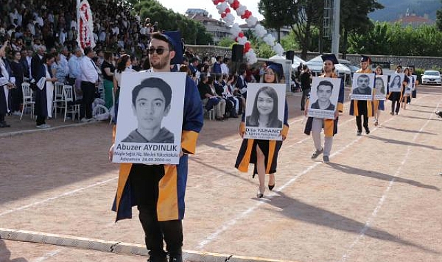 Mezuniyet töreninde depremde ölen arkadaşlarını unutmadılar