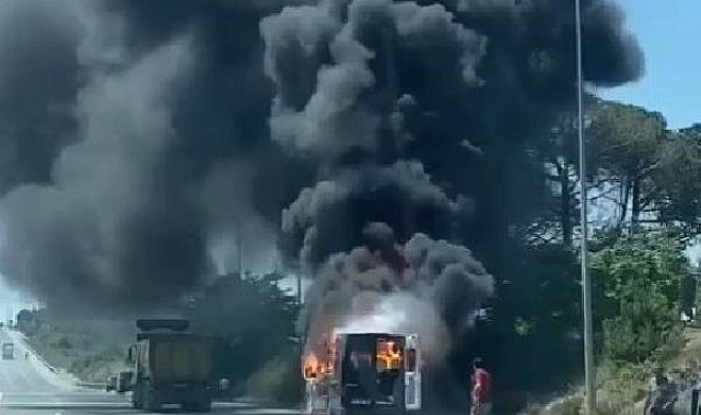 Minibüs yandı, yol kapandı