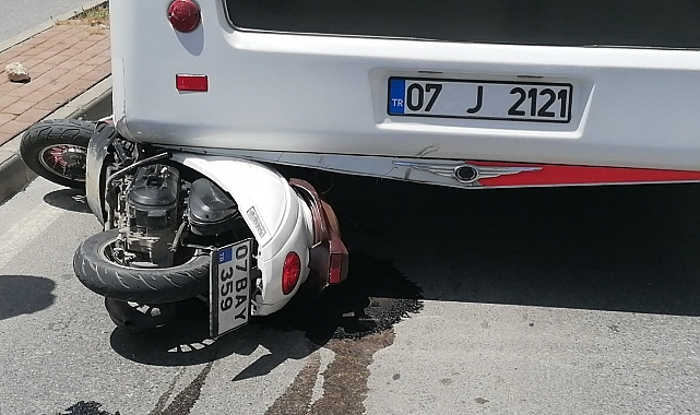 Motosiklet sürücüsü direksiyonunu bırakıp kendini yere attı
