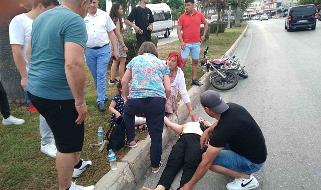 Motosiklet, yaya geçidinde turist anne ile kızına çarptı