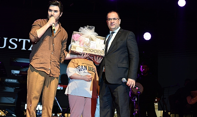 Mustafa Ceceli en güzel şarkılarını 'gül şehri' için söyledi
