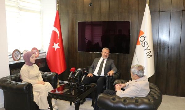 ÖSYM Başkanı Ersoy, en yaşlı ve en genç üniversite adayları ile buluştu