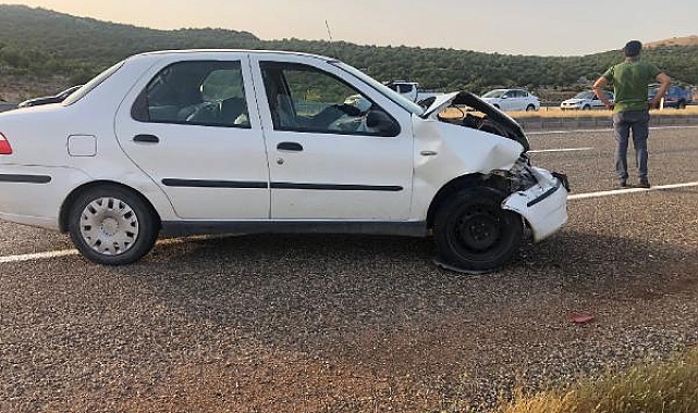 Otomobilin arkadan çarptığı hafif ticari araç şarampole devrildi: 1 ölü, 2 yaralı