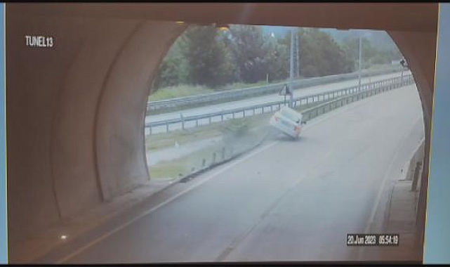 Otomobilin bariyerin üzerine çıktığı kaza kamerada