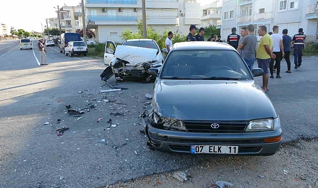 Otomobiller kafa kafaya çarpıştı: 8 yaralı !