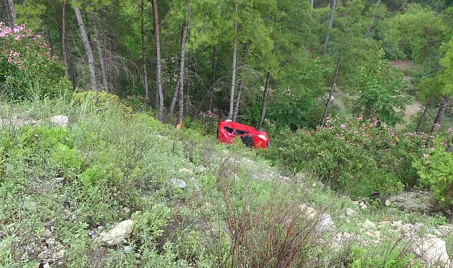 Piknik dönüşü 30 metre uçuruma yuvarlanan otomobilden sağ çıktılar
