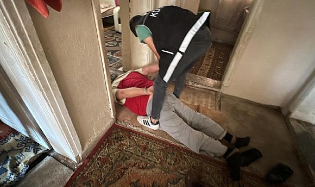 Polis, uyuşturucu şüphelilerini, pencereden girdikleri evde yakaladı