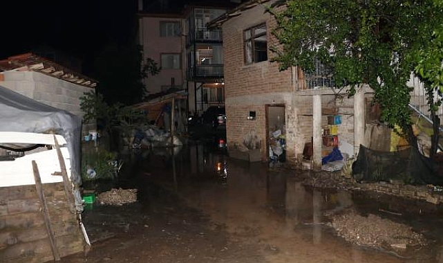 Sağanak nedeniyle ev ve iş yerlerini su bastı