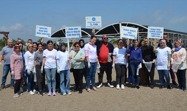 Sağlıkçılar sahilde izmarit topladı