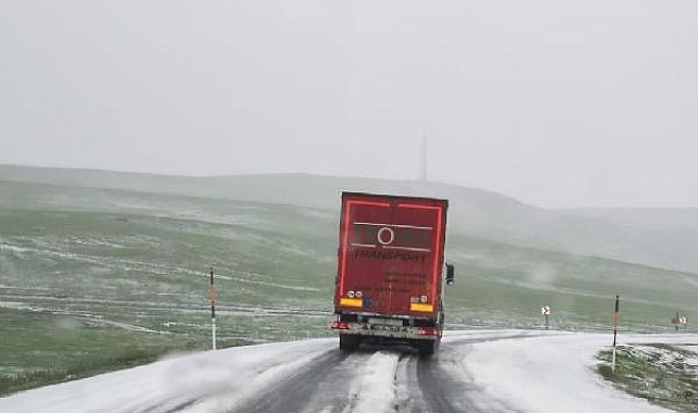 Sahara Geçidi'ne kar yağdı, sürücüler zor anlar yaşadı