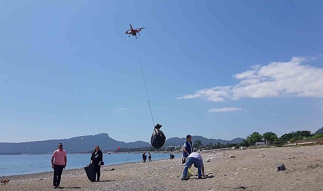 Sahildeki çöpler dronla toplandı