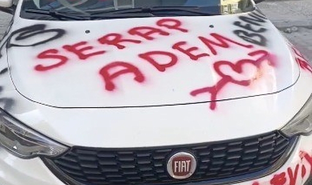 Saplantılı aşık otomobili aşk duvarına çevirdi, lastiklerini patlatıp pert etti