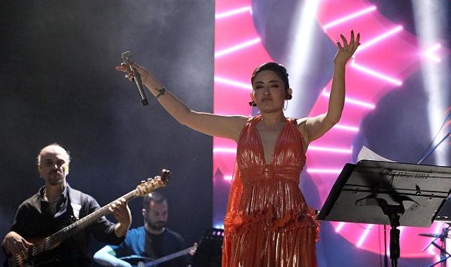 Şarkıcı Melek Mosso özür diledi