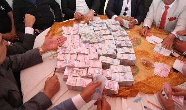 Takı töreni 5 saat sürdü; damada 6 milyon lira, geline 4 kilo altın takıldı