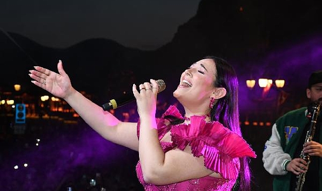Tuğçe Kandemir konserinde evlilik teklifi
