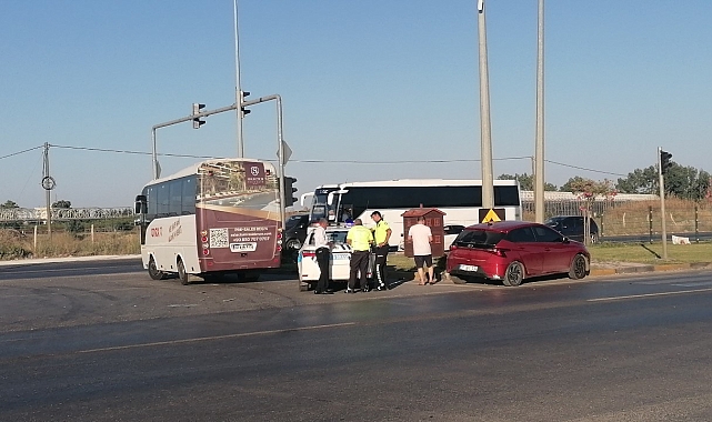 Tur midibüsü ile otomobilin kazası ucuz atlatıldı