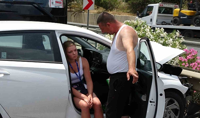 Tur otobüsü ile çarpışan otomobildeki kadın tur rehberi şoka girdi