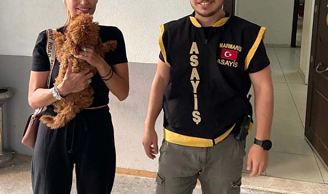 Turistin kaybettiği köpeği bulan polisler, para ödülünü kabul etmedi