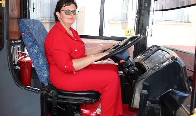 Üç çocuk annesi, belediyede şoförlük yapıyor